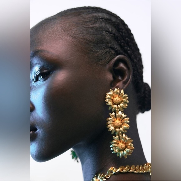 ZARA LIMITED EDITION TRIPLE DAISY FLOWER DROP EARRINGS GOLD - Picture 6 of 6